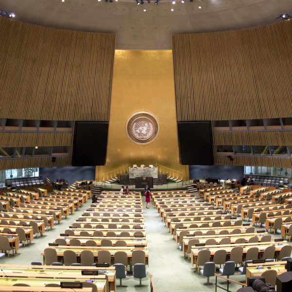 Salle de l'assemblée générale des nations unies dont les sièdes sont tous vides.