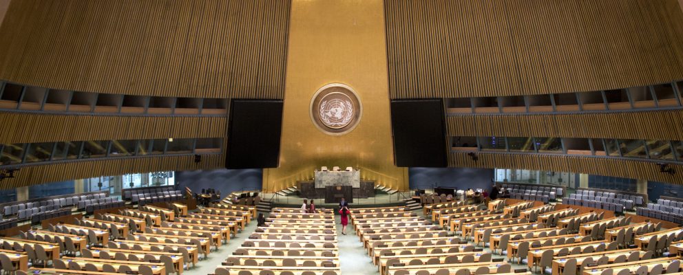 Salle de l'assemblée générale des nations unies dont les sièdes sont tous vides.